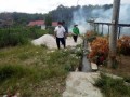 Antisipasi DBD, Bhabinkamtibmas Tanah Jawa Lakukan Fogging