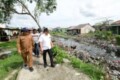 Bupati Batubara Tinjau Normalisasi Drainase di Desa Nenas Siam